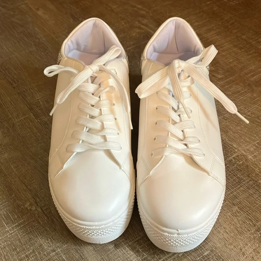 Qupid Women’s White Leather Rhinestone 1.25” Platform Sneakers Sz 10 Like New